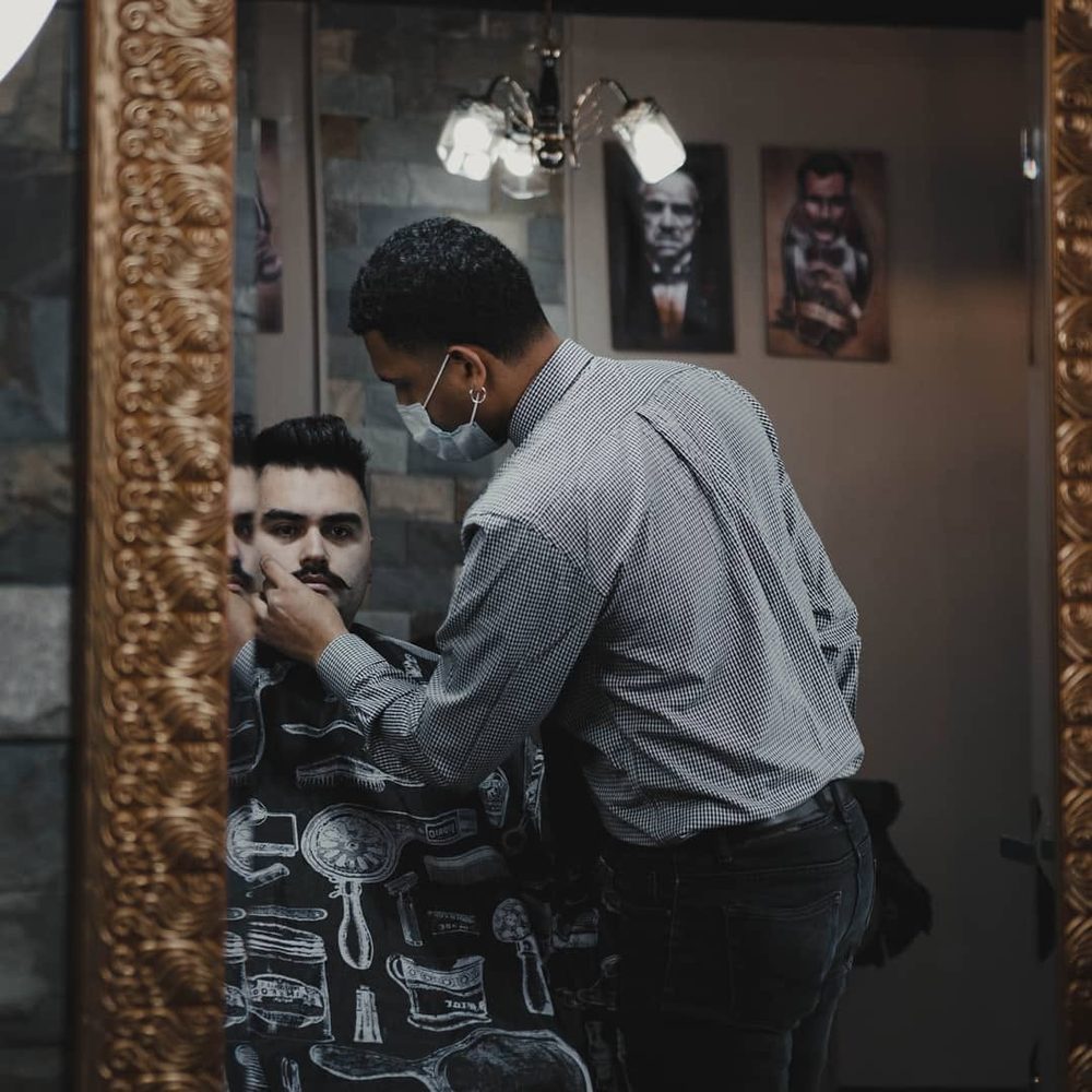 Barbero trabajando en Talento Urbano