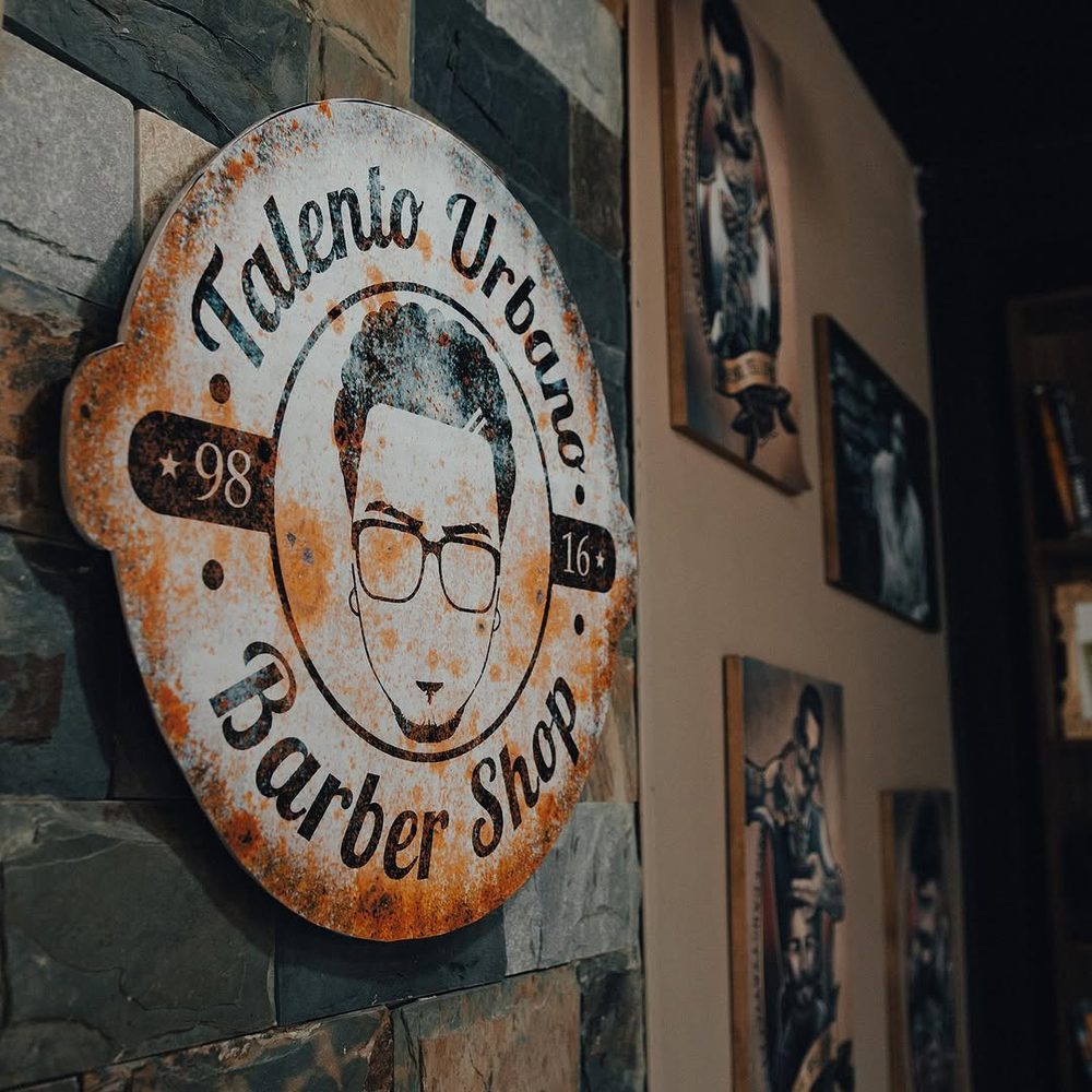 Emblema de Talento Urbano Barber Shop en la pared del local